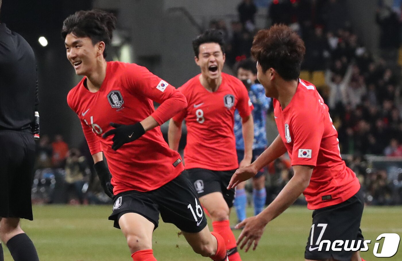 본문 이미지 - 18일 오후 부산아시아드주경기장에서 열린 2019 동아시아축구연맹(EAFF) 풋볼 챔피언십(동아시안컵) 남자부 대한민국과 일본의 경기에서 한국 황인범이 골을 넣고 동료들과 기쁨을 나누고 있다. 2019.12.18/뉴스1 ⓒ News1 여주연 기자