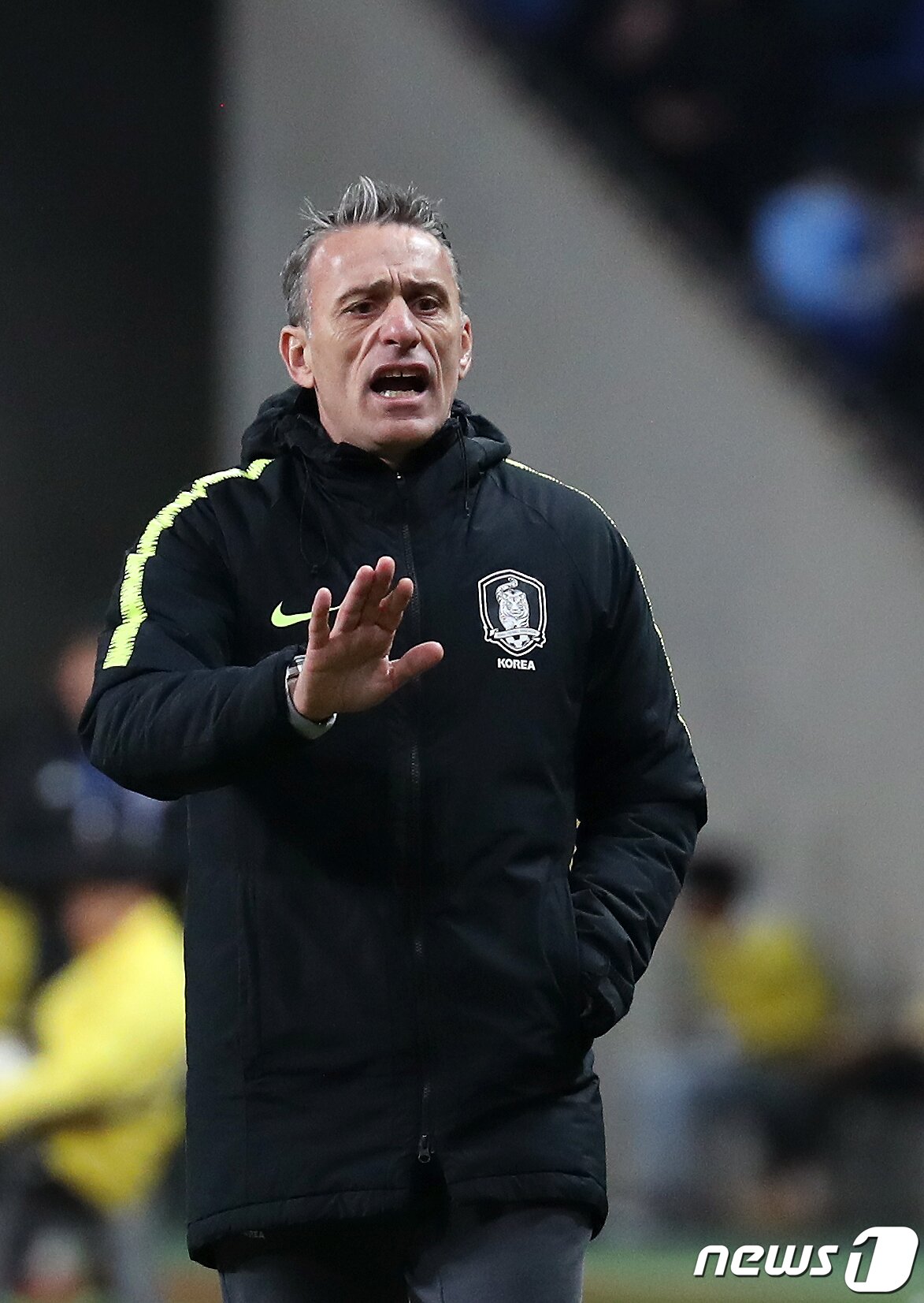 본문 이미지 - 18일 오후 부산시 연제구 아시아드주경기장에서 열린 2019 동아시아축구연맹(EAFF) 풋볼 챔피언십(동아시안컵) 남자부 3차전 한국과 일본의 경기 후반전, 파울루 벤투 감독이 선수들에게 작전 지시를 내리고 있다. 2019.12.18/뉴스1 ⓒ News1 이동해 기자