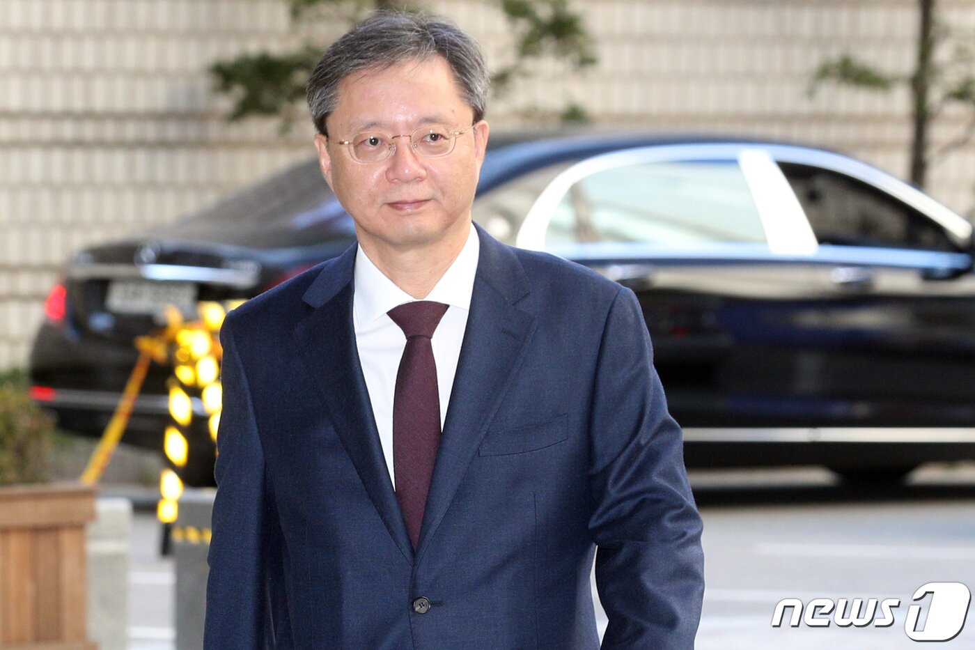 본문 이미지 - 우병우 전 청와대 민정수석이 2019년 12월 19일 오후 서울 서초구 고등법원에서 열린 국회에서의 증언·감정 등에 관한 법률위반 등 항소심 공판준비기일에 출석하고 있는 모습. ⓒ News1 DB