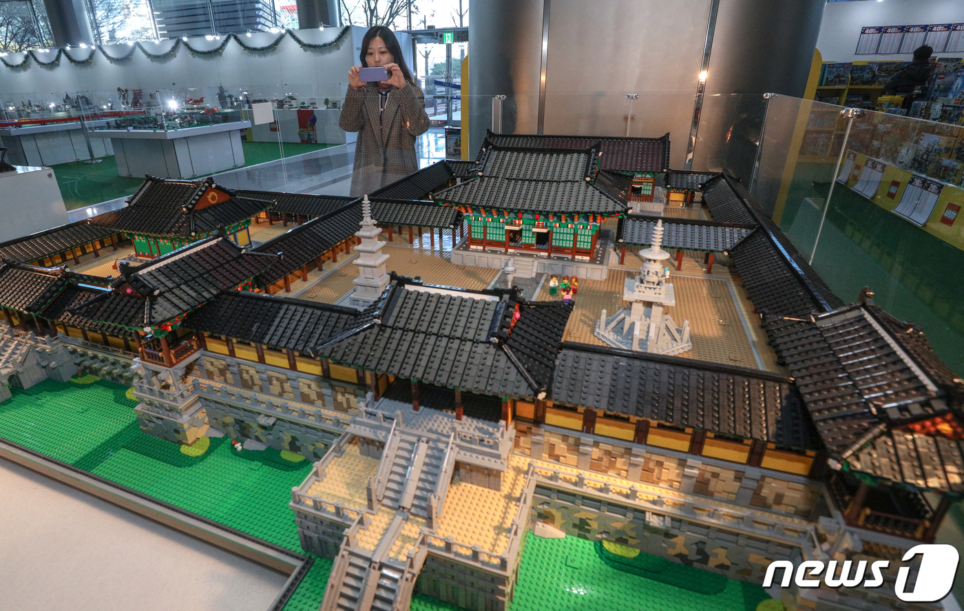 (서울=뉴스1) 성동훈 기자 = 19일 오후 서울 강남구 코엑스에서 열린 '브릭코리아 컨벤션 2019' 전시회에서 관람객들이 레고로 제작된 작품들을 감상하고 있다.이번 전시회는 국 …