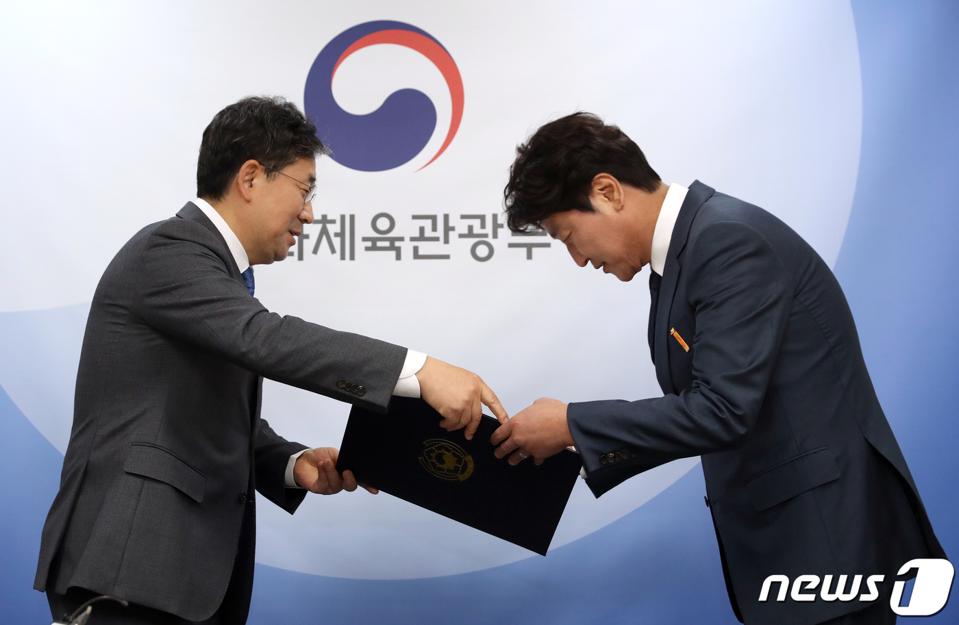 (서울=뉴스1) = 박양우 문화체육관광부 장관이 19일 서울 용산구 국립극단 회의실에서 칸 국제영화제에서 칸최우수작품상을 수상해 한국영화 발전에 기여한 공로로 영화배우 송강호에게 …