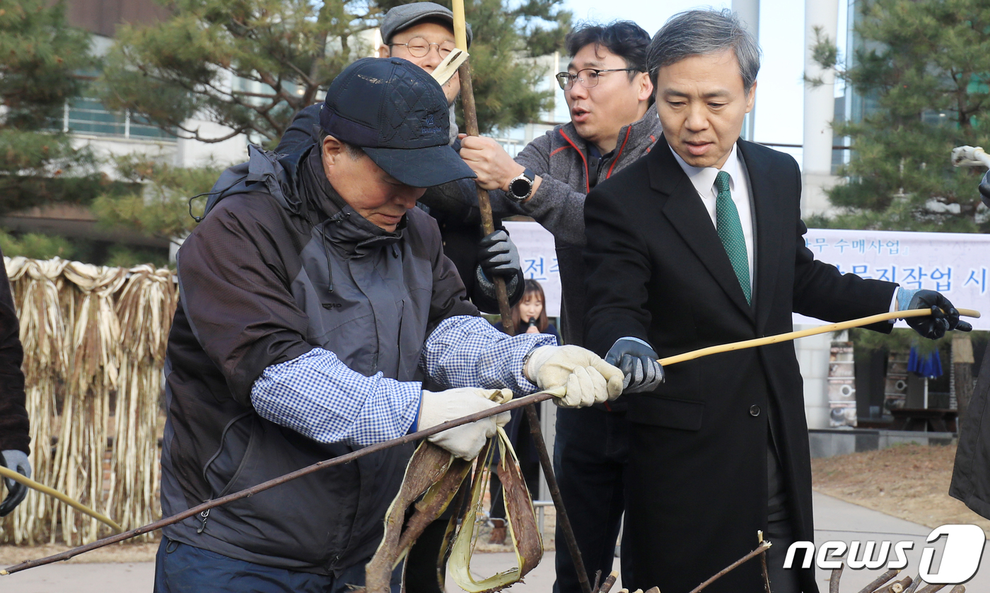 (전주=뉴스1) 유경석 기자 = 김승수 전주시장이 19일 전북 전주시 한국전통문화전당에서 열린 전주전통한지 생산을 위한 닥나무 첫 수매 행사에 참석해 닥나무 껍질(흑피) 벗기는 방 …