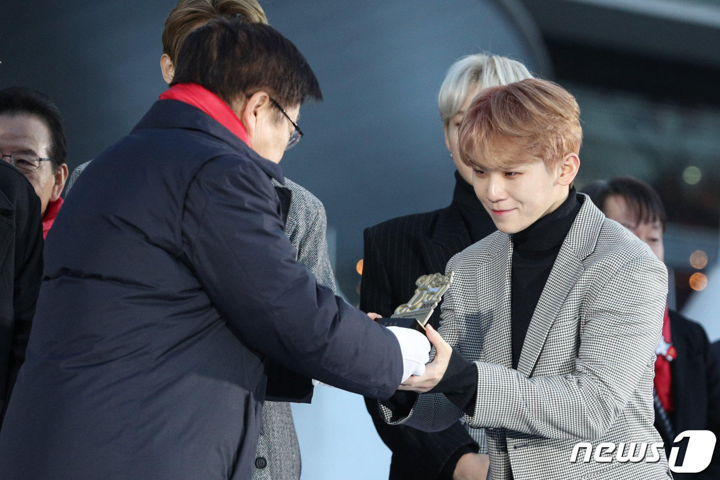 (서울=뉴스1) 성동훈 기자 = 19일 오후 서울 강남구 코엑스에서 열린 '코엑스 윈터페스티벌 2019' 개막식에서 김영주 한국무역협회 회장이 96년생 쥐띠 멤버인 아이돌 그룹 세 …