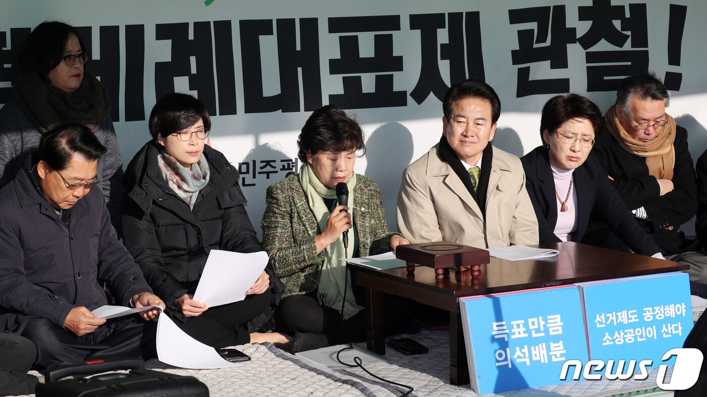 본문 이미지 - 조배숙 민주평화당 원내대표가 2일 서울 여의도 국회 본청 계단앞에서 열린 최고위원회의에서 발언을 하고 있다. 2019.12.2/뉴스1 ⓒ News1 김명섭 기자