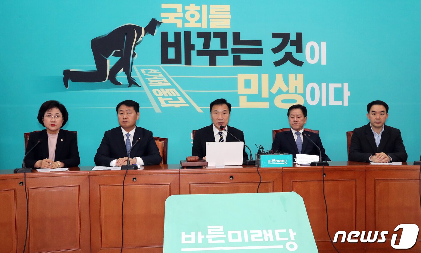 본문 이미지 - 손학규 바른미래당 대표가 2일 서울 여의도 국회에서 열린 최고위원회의에서 발언하고 있다. 손학규 대표는 &#34;자유한국당이 단식 이후에는 필리버스터&#40;무제한 토론&#41;로 대화의 문을 닫고 있다＂고 비판했다. 2019.12.2/뉴스1 ⓒ News1 이종덕 기자