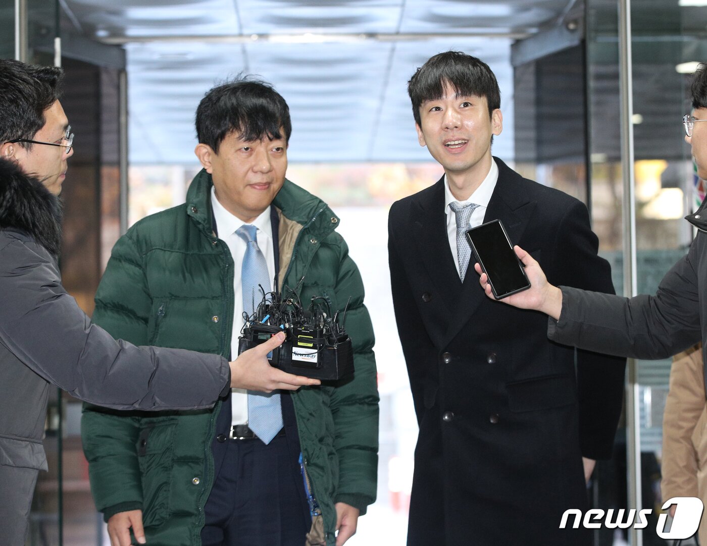 본문 이미지 - 이재웅 쏘카 대표&#40;왼쪽&#41;와 박재욱 브이씨앤씨 대표가 2일 오전 서울 서초구 서울중앙지방법원에서 열린 여객자동차운수사업법위반 1회 공판기일에 출석하고 있다. . 2019.12.2/뉴스1 ⓒ News1 신웅수 기자