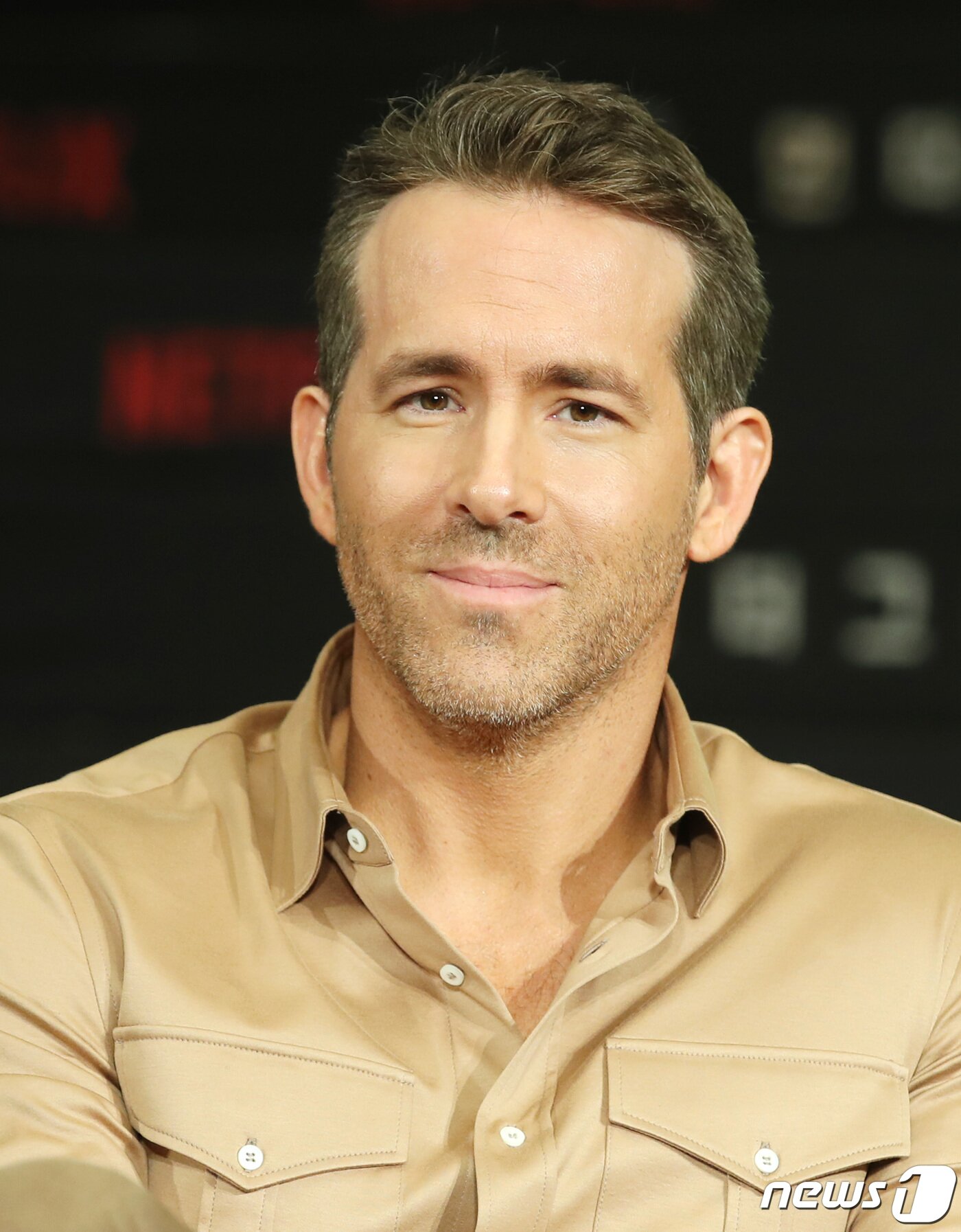 본문 이미지 - 라이언 레이놀즈가 2일 서울 종로구 포시즌스호텔에서 열린 넷플릭스 영화 '6 언더그라운드' 내한 기자간담회에 참석해 옅은 미소를 짓고 있다. ‘6 언더그라운드’는 애초에 존재하지 않았던 것처럼 과거의 모든 기록을 지운 여섯 명의 정예요원, 스스로 ‘고스트’가 된 그들이 펼치는 지상 최대의 작전을 담은 액션 블록버스터다. 2019.12.2/뉴스1 ⓒ News1 권현진 기자