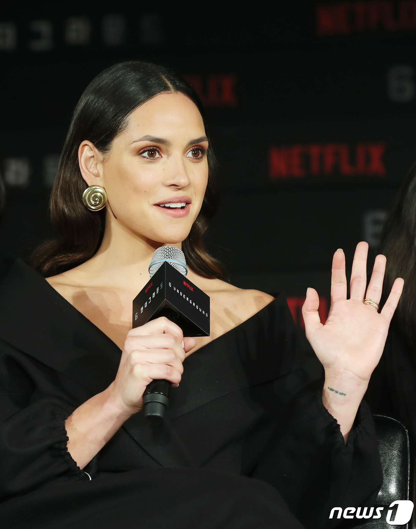 (서울=뉴스1) 권현진 기자 = 배우 아드리아 아르호나가 2일 서울 종로구 포시즌스호텔에서 열린 넷플릭스 영화 '6 언더그라운드' 내한 기자간담회에 참석해 인사말을 하고 있다.‘6 …