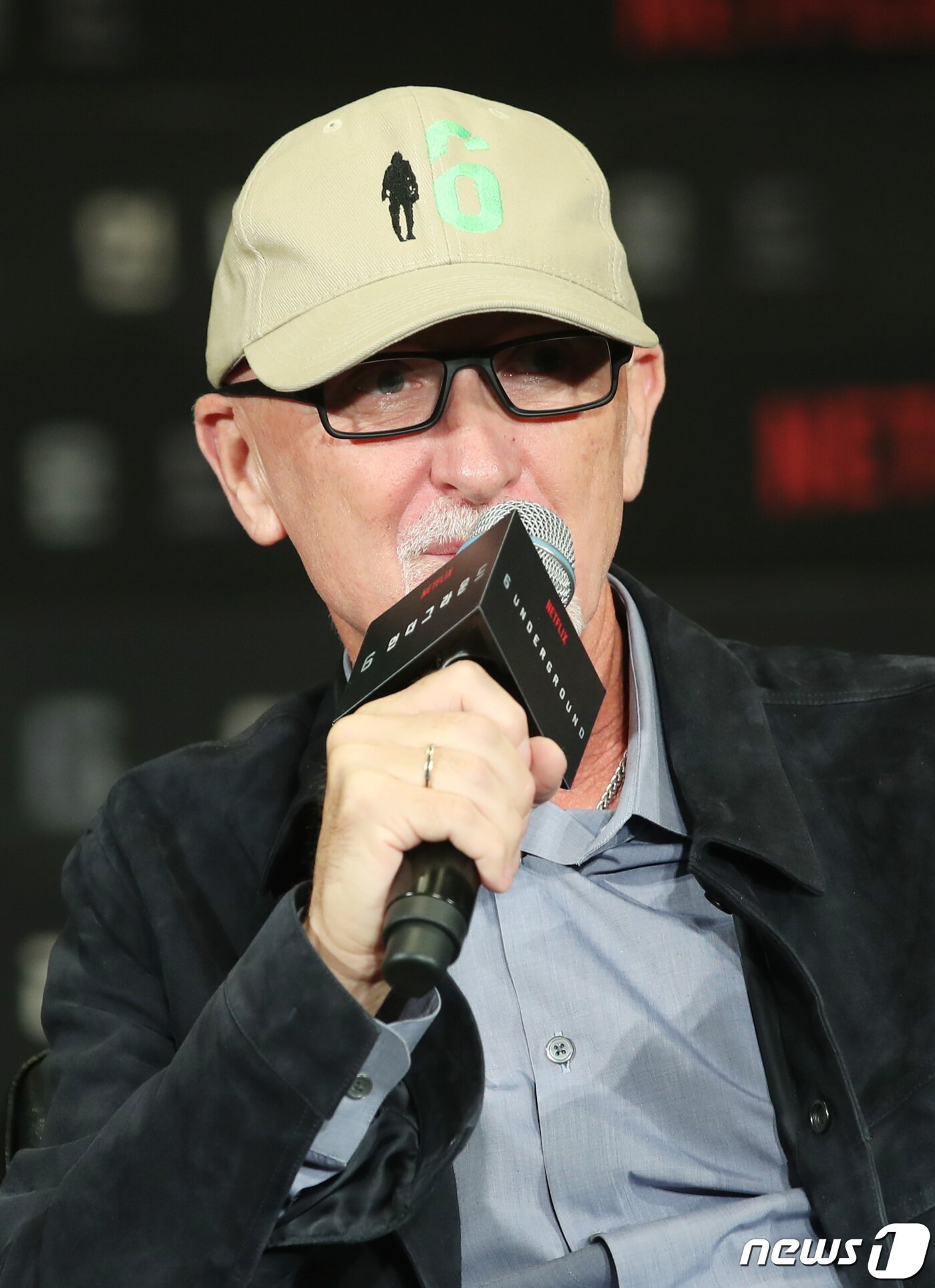 본문 이미지 - 이안 브라이스 프로듀서가 2일 서울 종로구 포시즌스호텔에서 열린 넷플릭스 영화 '6 언더그라운드' 내한 기자간담회에 참석해 인사말을 하고 있다. ‘6 언더그라운드’는 애초에 존재하지 않았던 것처럼 과거의 모든 기록을 지운 여섯 명의 정예요원, 스스로 ‘고스트’가 된 그들이 펼치는 지상 최대의 작전을 담은 액션 블록버스터다. 2019.12.2/뉴스1 ⓒ News1 권현진 기자