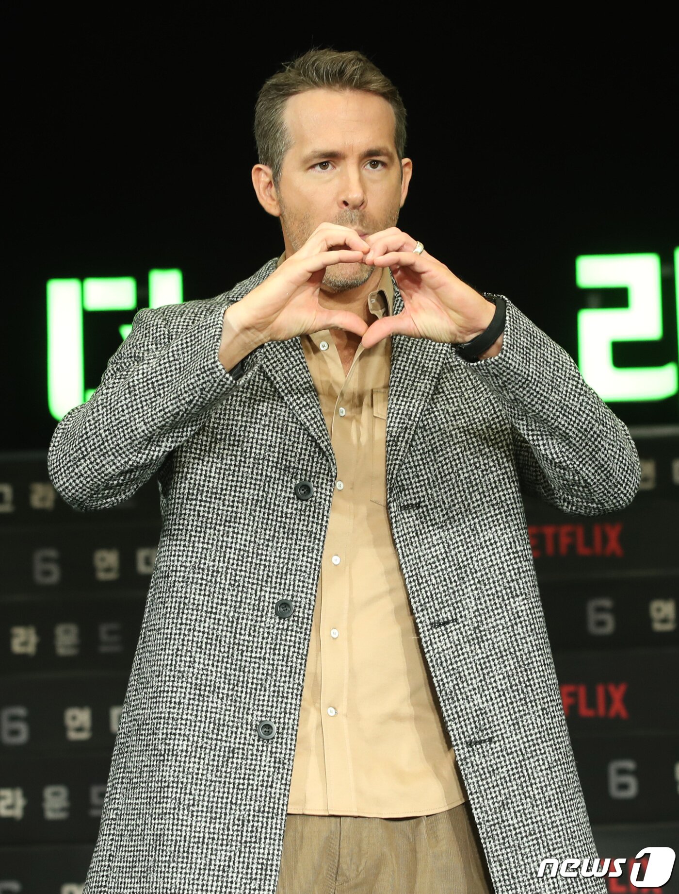 본문 이미지 - 배우 라이언 레이놀즈가 2일 서울 종로구 포시즌스호텔에서 열린 넷플릭스 영화 '6 언더그라운드' 내한 기자간담회에 참석해 하트를 그리고 있다. ‘6 언더그라운드’는 애초에 존재하지 않았던 것처럼 과거의 모든 기록을 지운 여섯 명의 정예요원, 스스로 ‘고스트’가 된 그들이 펼치는 지상 최대의 작전을 담은 액션 블록버스터다. 2019.12.2/뉴스1 ⓒ News1 권현진 기자