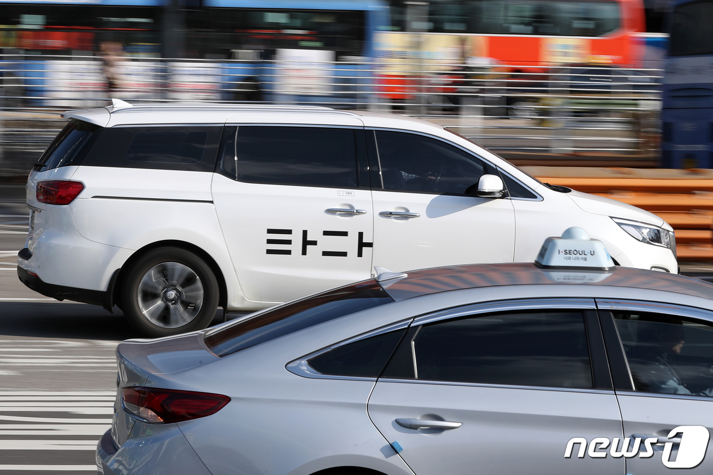 (서울=뉴스1) 이승배 기자 = 2일 서울 시내에 타다 차량이 운행하고 있다.한편 서울중앙지방법원은 이날 여객자동차 운수사업법 위반 혐의로 기소된 이재웅 쏘카 대표와 박재욱 브이씨 …