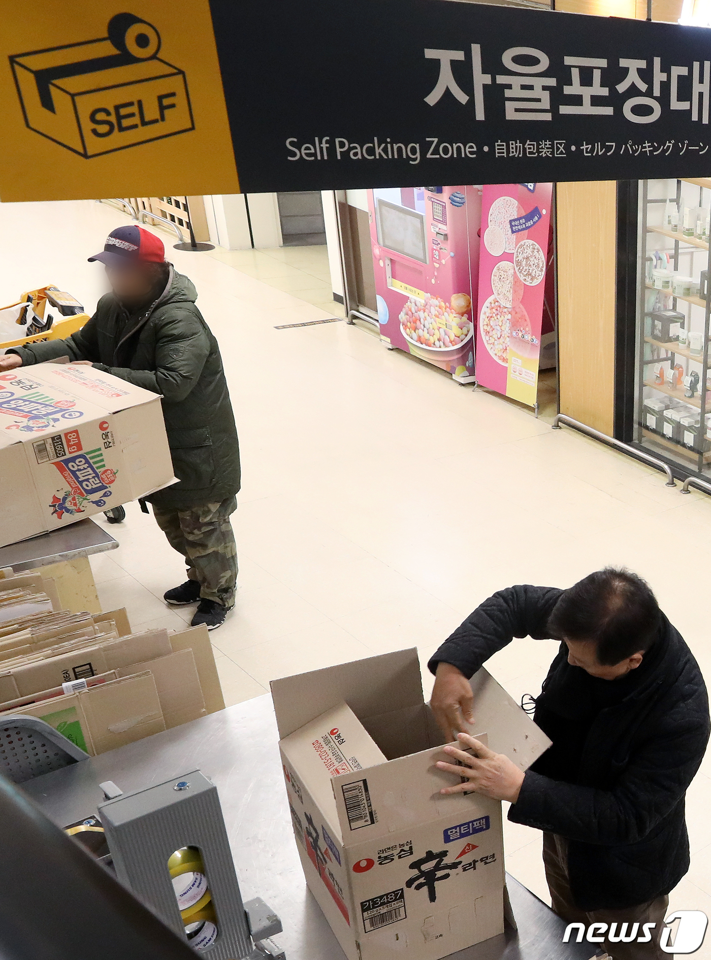 (서울=뉴스1) 이동해 기자 = 2일 환경부에 따르면 지난 8월 이마트·홈플러스·롯데마트·하나로마트 등 4개 대형마트와 체결한 '장바구니 사용 활성화 점포 운영 자발적 협약'이 예 …