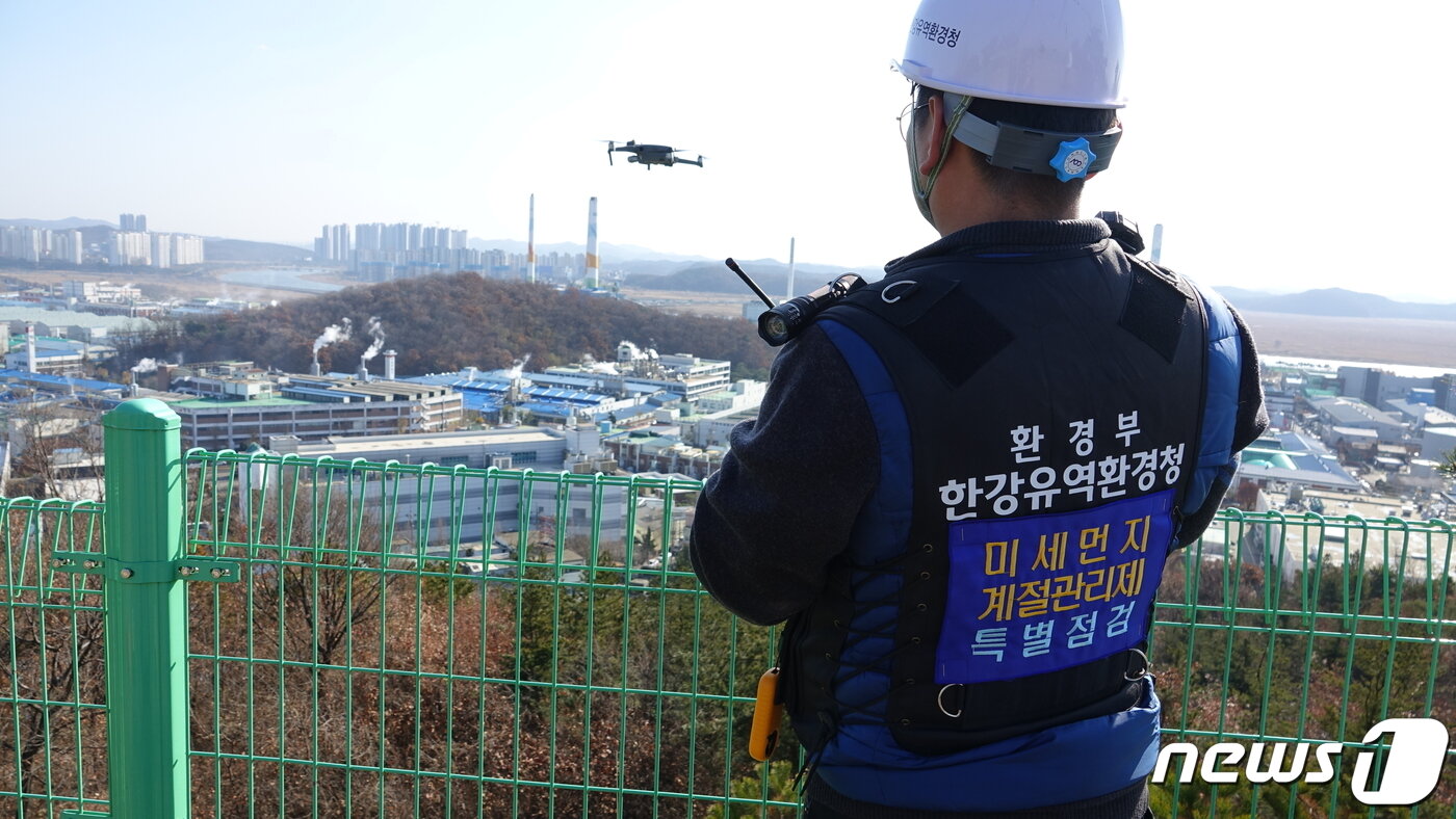 본문 이미지 - 한강유역환경청 관계자가 드론을 활용해 상공을 감시하고 있는 모습.(한강청 제공) 