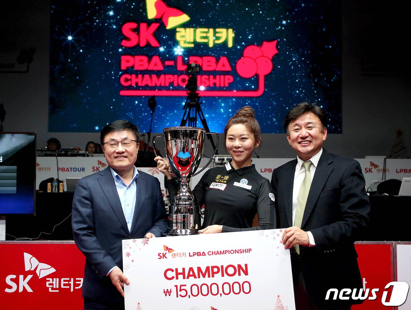 본문 이미지 - 19일 오후 고양시 한 호텔에서 열린 PBA투어 6차대회 SK렌트카 PBA-LPBA 챔피언십 대회 결승전에서 우승을 차지한 김가영 선수가 상금과 우승트로피를 받고 있다. (PBA 투어 제공) 2019.12.20/뉴스1