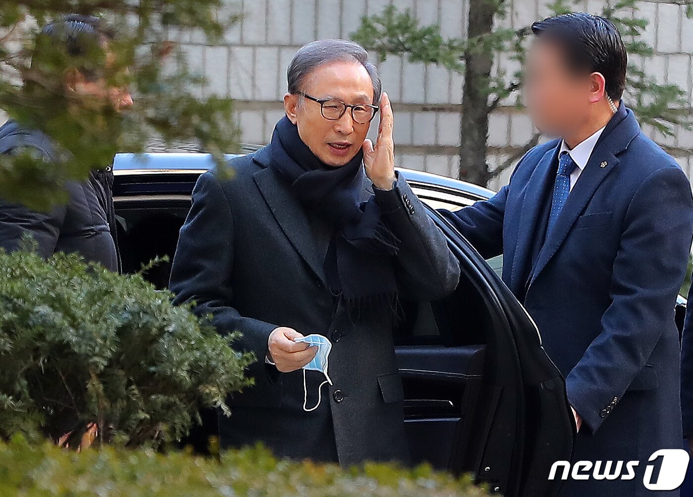 본문 이미지 - 다스 자금 횡령과 뇌물수수 의혹을 받고 있는 이명박 전 대통령이 20일 오전 서울 서초구 서울고등법원에서 열린 특정범죄가중처벌법상 뇌물 등 항소심 공판에 출석하고 있다. 2019.12.20/뉴스1 ⓒ News1 구윤성 기자