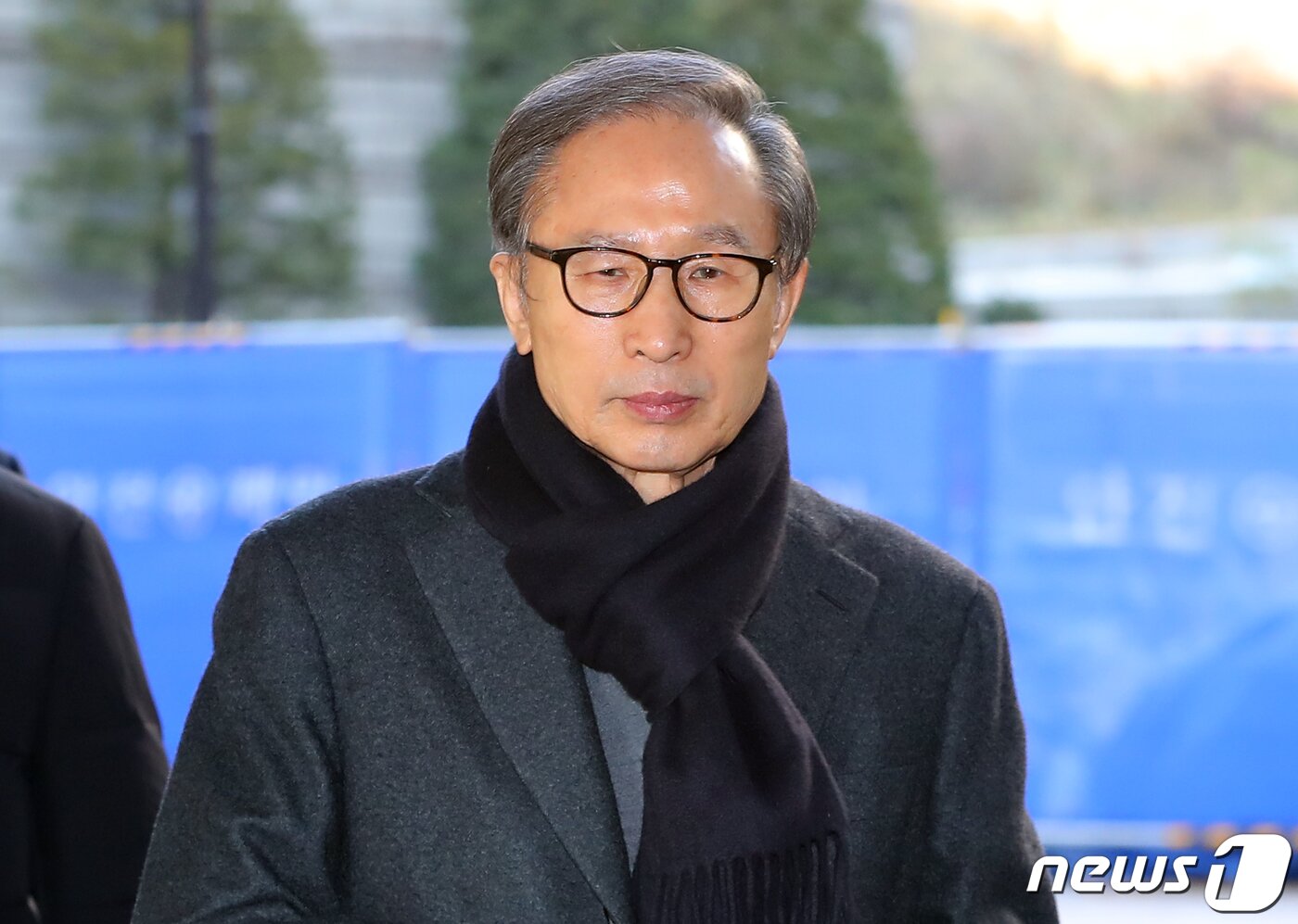 본문 이미지 - 다스 자금 횡령과 뇌물수수 의혹을 받고 있는 이명박 전 대통령이 20일 오전 서울 서초구 서울고등법원에서 열린 특정범죄가중처벌법상 뇌물 등 항소심 공판에 출석하고 있다. 2019.12.20/뉴스1 ⓒ News1 구윤성 기자