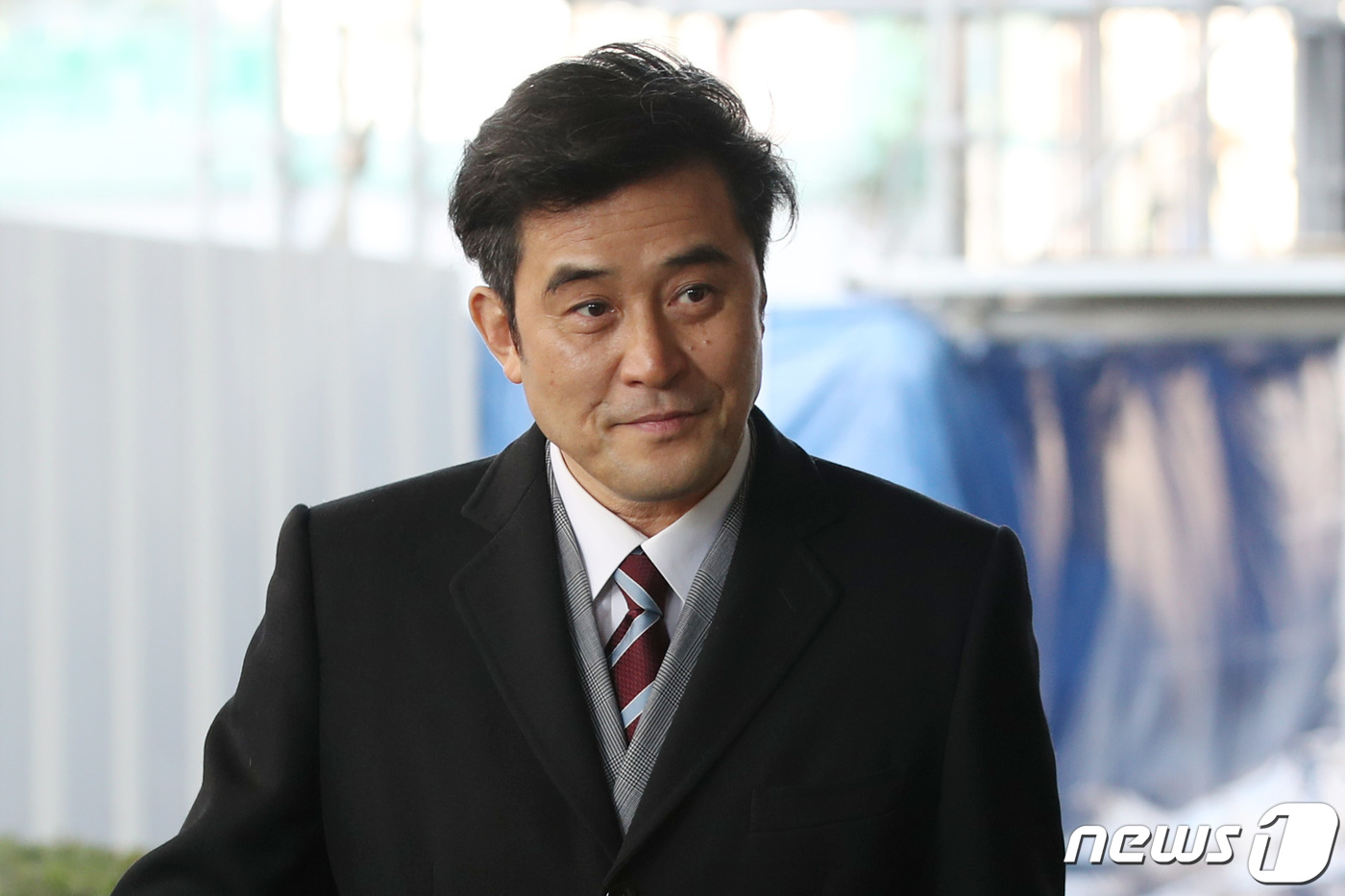 (서울=뉴스1) 이광호 기자 = 보복 운전으로 1심에서 집행유예를 선고받은 배우 최민수가 20일 오전 서울 양천구 서울남부지방법원에서 열린 항소심 선고 공판에 출석하고 있다.201 …