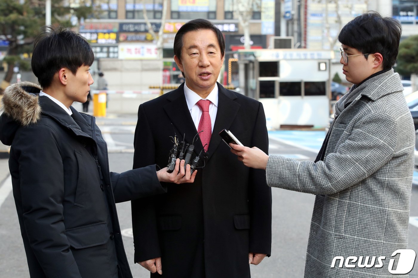 본문 이미지 - '딸 부정채용'의 형태로 KT에서 뇌물을 수수한 혐의를 받는 김성태 자유한국당 의원이 20일 오후 서울 양천구 서울남부지방법원에서 열린 공판에 출석하고 있다.2019.12.20/뉴스1 ⓒ News1 이광호 기자