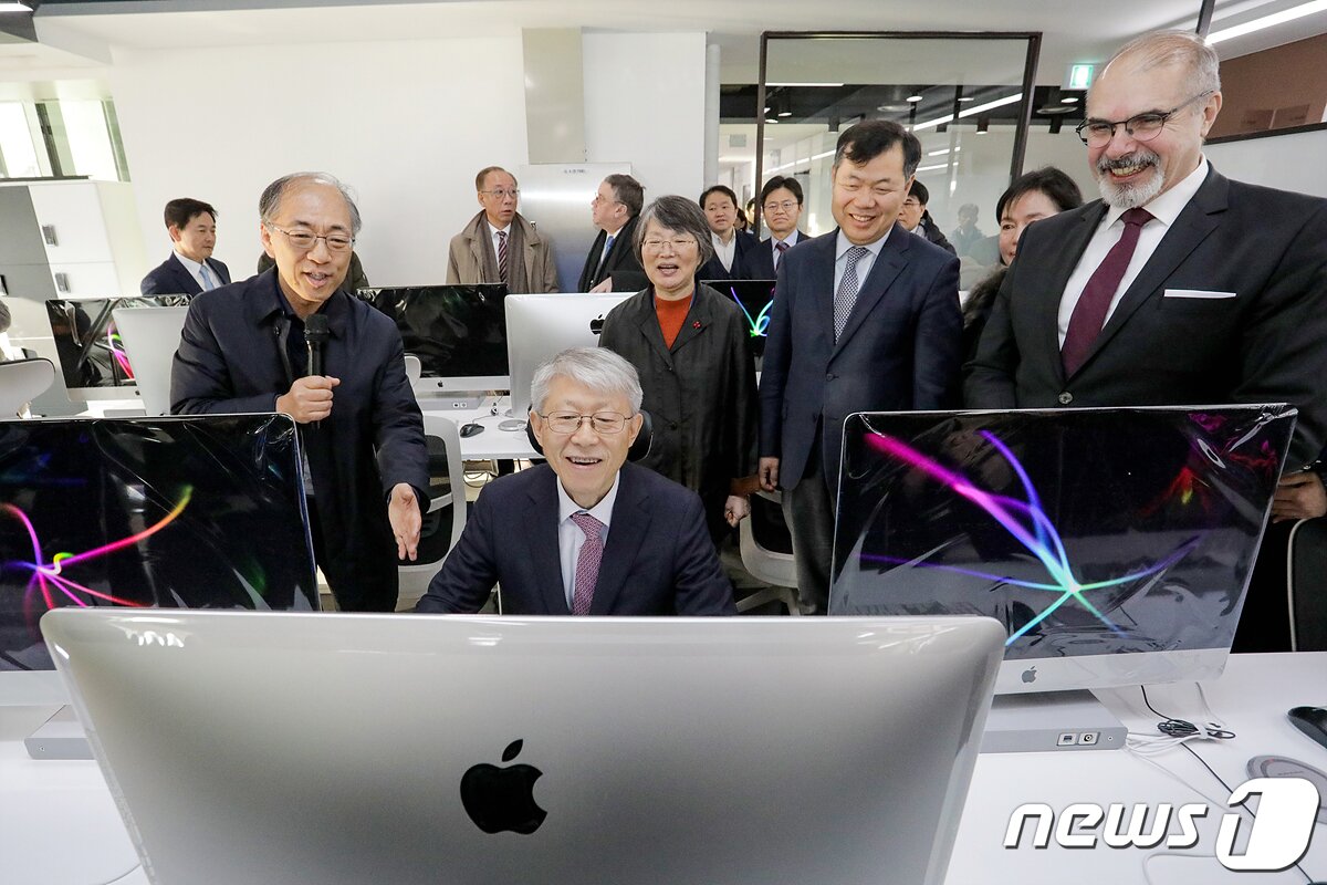 본문 이미지 - 최기영 과학기술정보통신부 장관이 지난해 12월20일 오전 서울 강남구 개포디지털혁신파크에 개소한 '이노베이션 아카데미'에서 학습공간을 둘러보고 있다.  (과학기술정보통신부 제공) 
