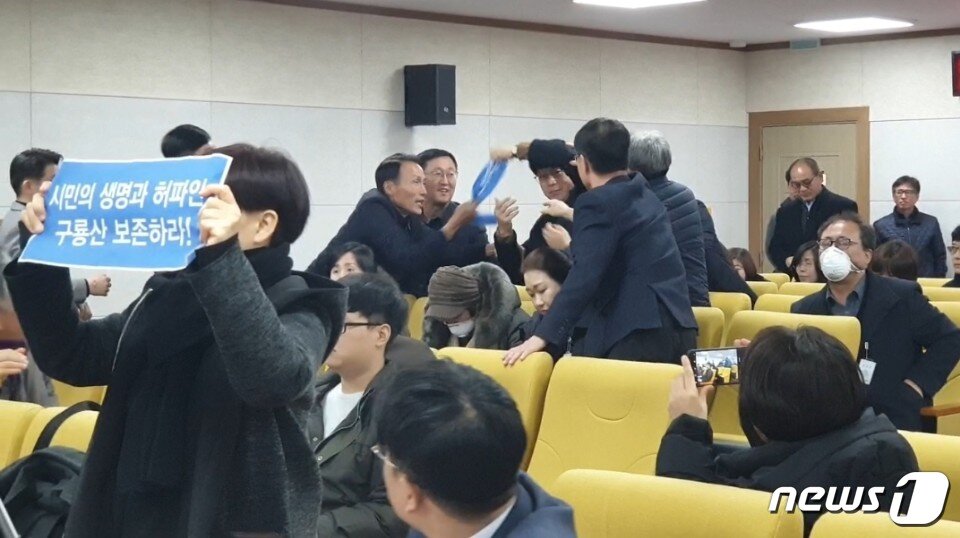 본문 이미지 - 20일 청주시의회 본회의장에 난입한 시민단체 관계자 등이 청주 구룡공원 2구역 토지매입비 50억원을 반영시킬 것을 요구하며 항의하고 있다. 2019.12.20 / ⓒ 뉴스1 이정현 기자