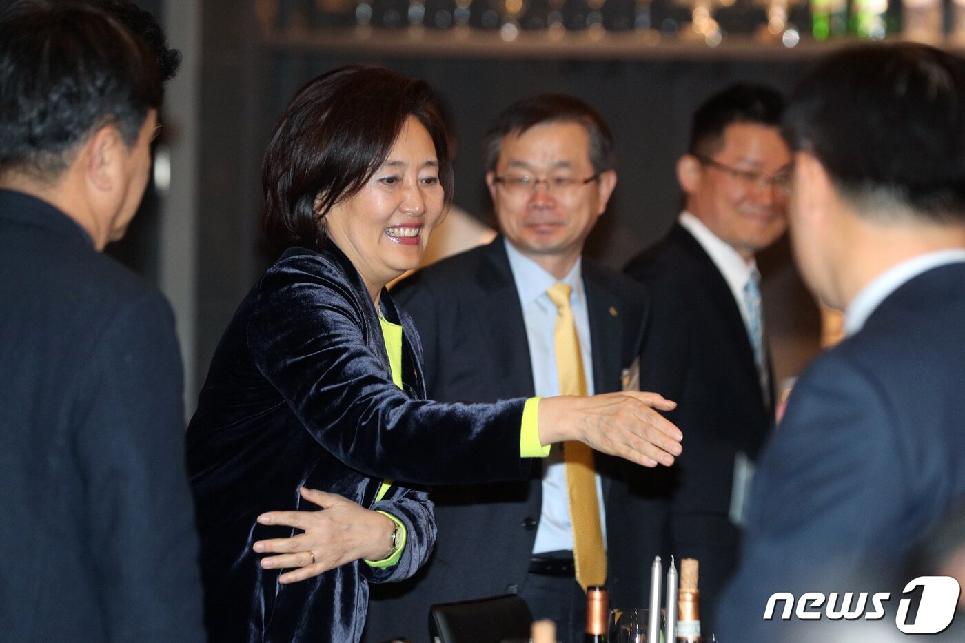 본문 이미지 - 박영선 중소벤처기업부 장관이 20일 오후 서울 강남구 646테라스에서 열린 '자상한 기업의 밤'에서 참석자들과 인사를 나누고 있다. 네이버·삼성전자·현대자동차 등 10개 기업이 선정된 '자상한 기업'은 중소·벤처기업이나 소상공인과 상생·협력해 혁신성장과 지원에 앞장서는 대기업 또는 공기업을 뜻한다. 2019.12.20/뉴스1 ⓒ News1 황기선 기자