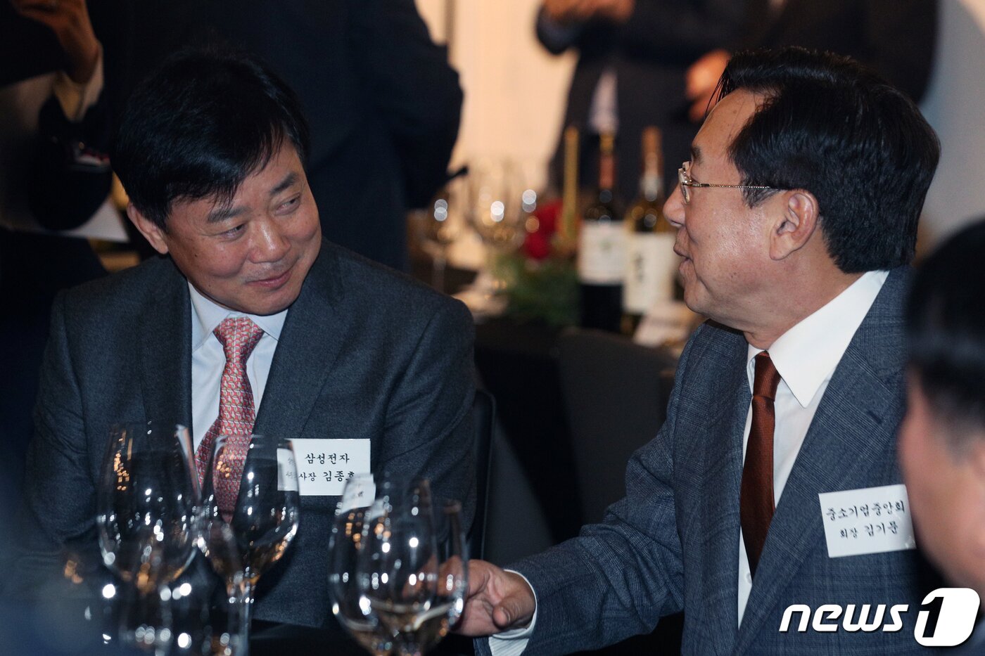 본문 이미지 - 김종호 삼성전자 사장(왼쪽)과 김기문 중소기업중앙회 회장이 20일 오후 서울 강남구 646테라스에서 열린 '자상한 기업의 밤'에서 대화를 하고 있다. 네이버·삼성전자·현대자동차 등 10개 기업이 선정된 '자상한 기업'은 중소·벤처기업이나 소상공인과 상생·협력해 혁신성장과 지원에 앞장서는 대기업 또는 공기업을 뜻한다. 2019.12.20/뉴스1 ⓒ News1 황기선 기자