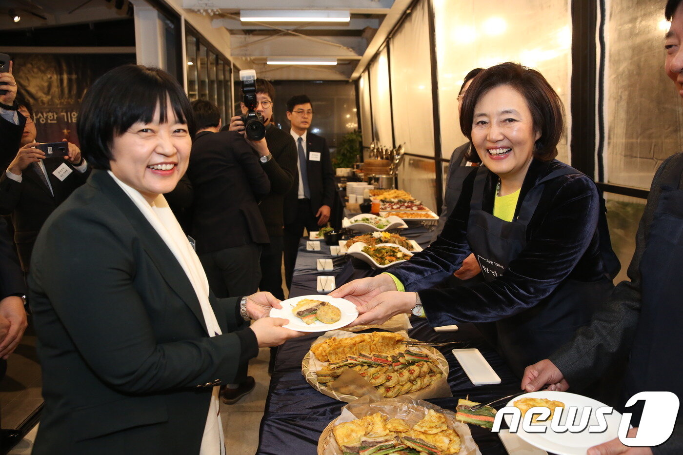 본문 이미지 - 박영선 중소벤처기업부 장관이 20일 서울 강남구 646 테라스에서 개최된 '자상한 기업의 밤'에서 한성숙 네이버 대표이사에게 모둠전을 서빙하고 있다.(중소벤처기업부 제공)ⓒ 뉴스1
