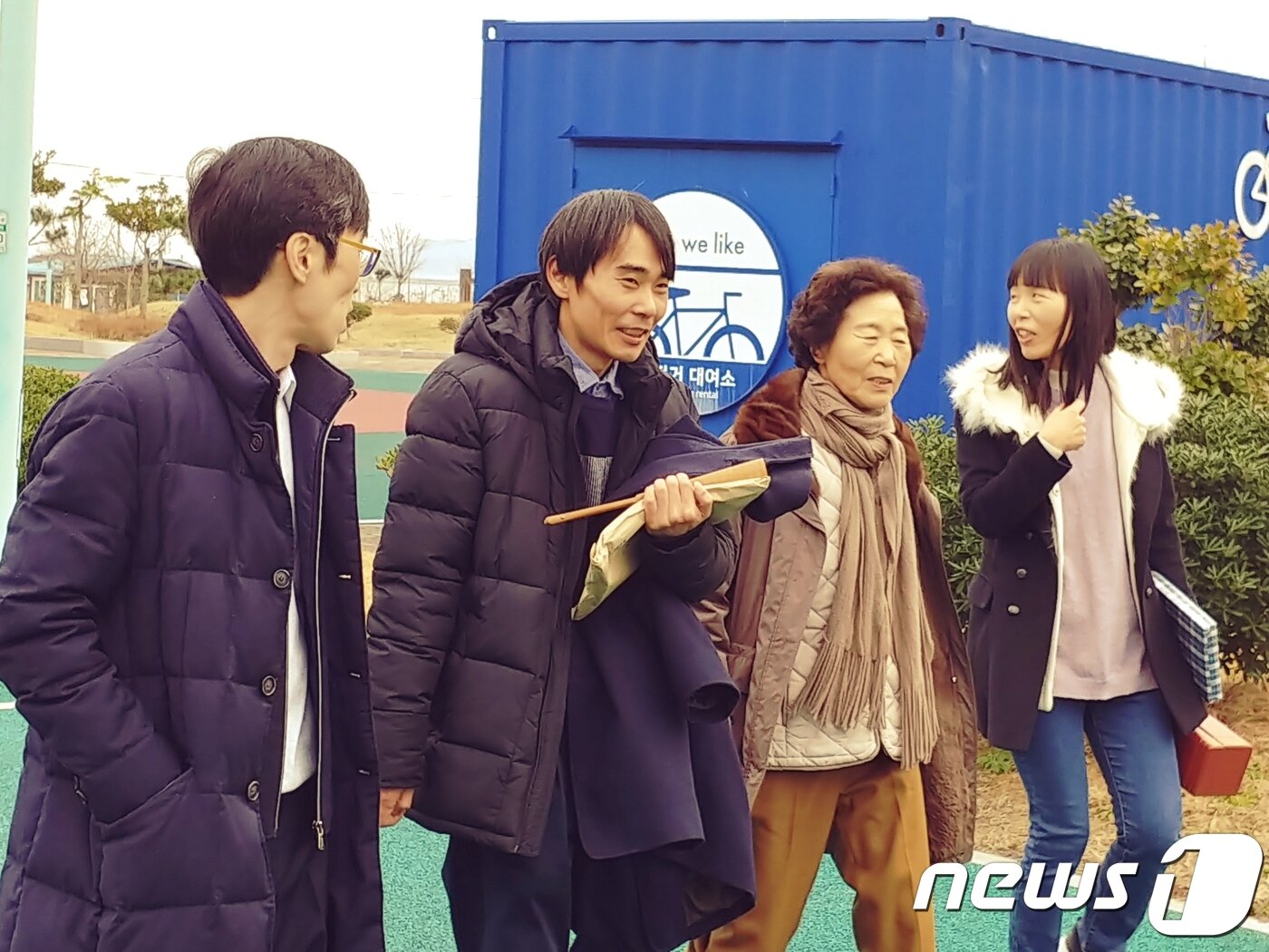 본문 이미지 - 이세돌의 가족이 21일 전남 신안 엘도라도 리조트에서 열린 '바디프랜드 브레인마사지배 이세돌 vs 한돌' 3국 현장을 방문했다. 왼쪽부터 형 이상훈 9단, 이차돌씨, 어머니 박양례씨, 누나 이세나씨 2019.12.21/뉴스1 ⓒ 뉴스1 온다예 기자