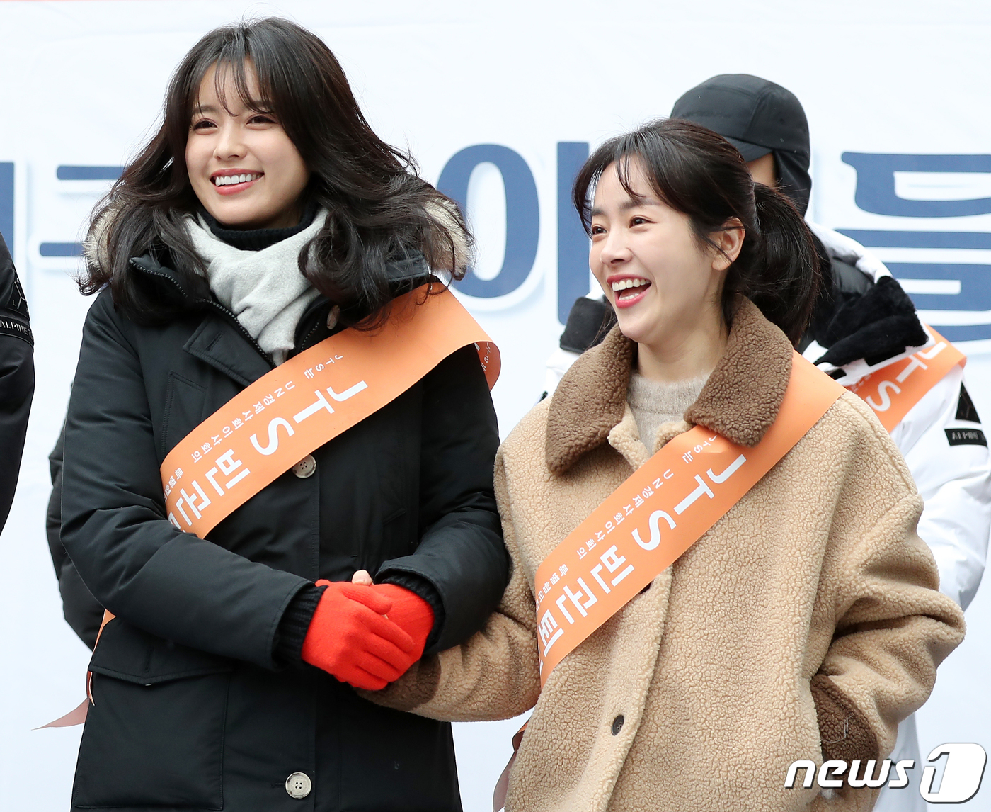 (서울=뉴스1) 김진환 기자 = 배우 한효주와 한지민(오른쪽)이 21일 오후 서울 강남역 인근 광장에서 열린 JTS 모금행사에 참석해 환하게 웃고 있다. 2019.12.21/뉴스1 …