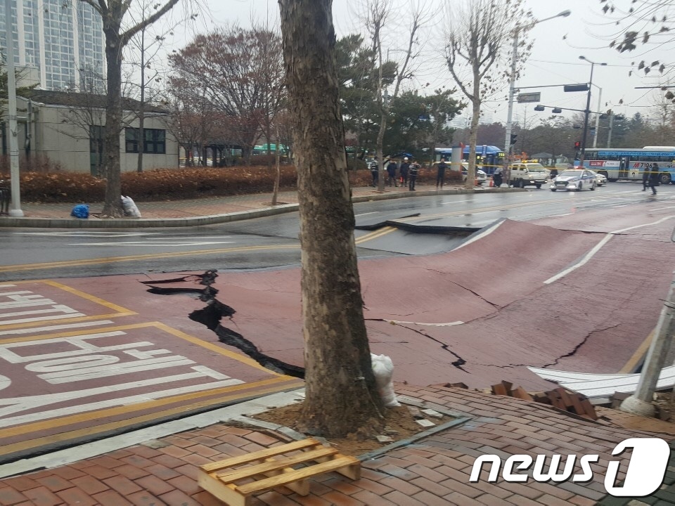 (고양=뉴스1) 박대준 기자 = 21일 오후 2시 30께 경기 고양시 일산동구 백석동 중앙로 옆(알미공원 인근) 공사 현장 인근 4차선 도로가 갑자기 침하했다. 경찰은 교통을 통제 …