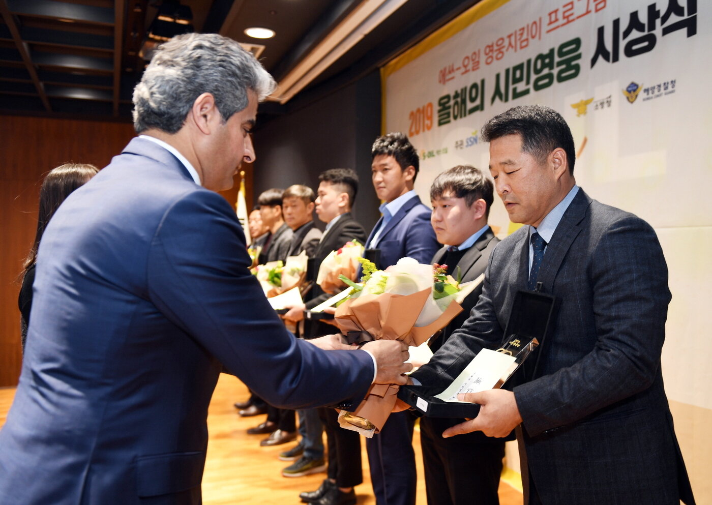 본문 이미지 - 지난 11월 후세인 알 카타니 에쓰오일 CEO(왼쪽)가 올해의 시민영웅들에게 시상을 하고 있다.(에쓰오일 제공) ⓒ 뉴스1