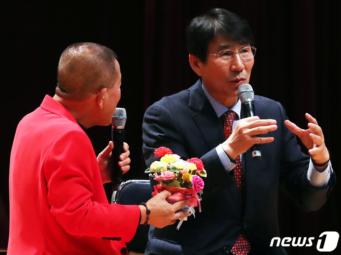 본문 이미지 - 박선규 전 영월군수(오른쪽)가 21일 강원 영월스포츠파크실내체육관에서 열린 출판기념회 '도전 앞에 한계는 없다'에서 토크콘서트를 진행하고 있다. 2019.12.21/뉴스1 ⓒ News1 박하림 기자