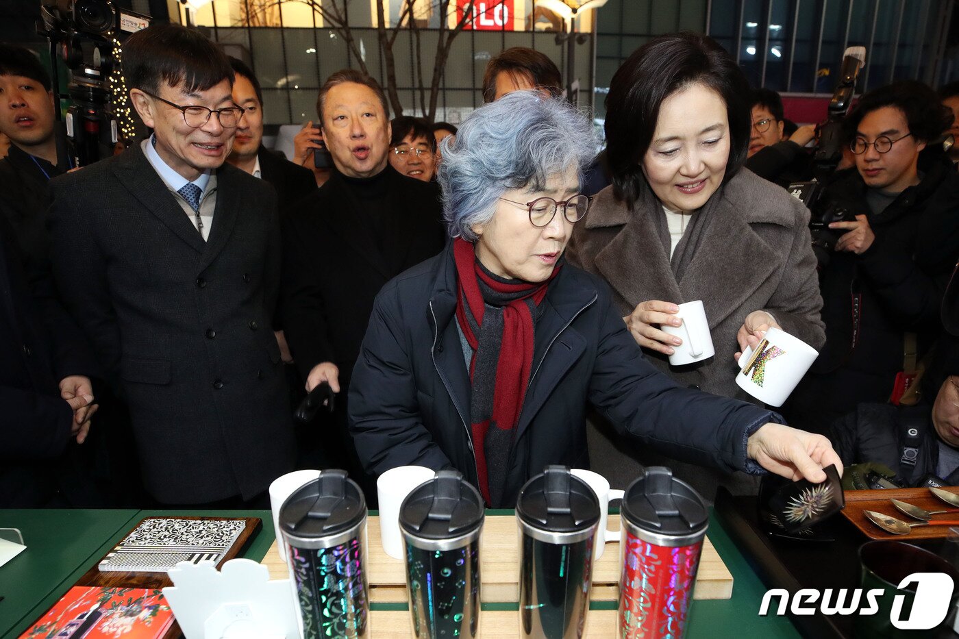 본문 이미지 - 박영선 중소벤처기업부장관과 김상조 청와대 정책실장 등이 21일 오후 서울 서대문구 신촌 연세로에서 열린 '9일간의 빛나는 크리스마스 마켓 가치삽시다 2019'에서 한국전통공예 업체인 하이엔드코리아 부스를 찾아 제품을 살펴보고 있다. 왼쪽부터 김 정책실장, 박용만 대한상의회장, 박은정 국민권익위원장, 박 장관.2019.12.21/뉴스1 ⓒ News1 이광호 기자
