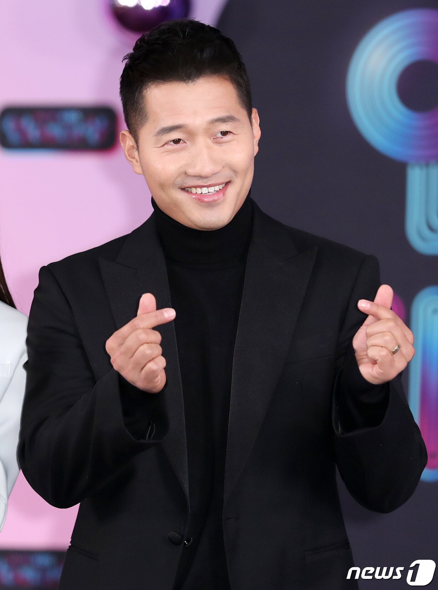 본문 이미지 - 강형욱 반려견 훈련사가 21일 오후 서울 영등포구 여의도 KBS 본관에서 열린 ‘2019 KBS 연예대상’ 레드카펫에서 포즈를 취하고 있다. 2019.12.21/뉴스1 ⓒ News1