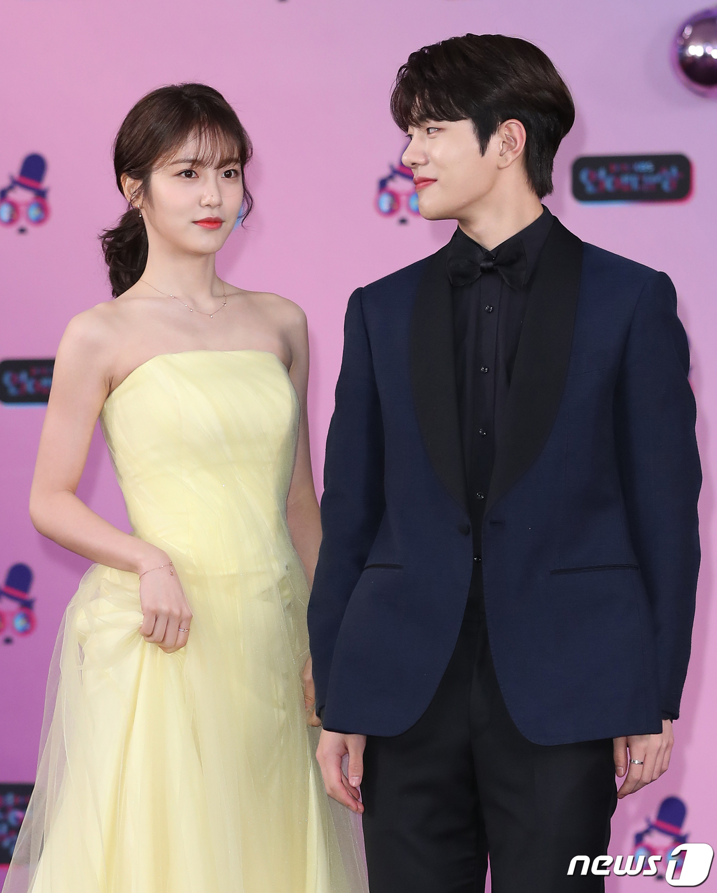 (서울=뉴스1) 김진환 기자 = 신예은과 최보민(오른쪽)이 21일 오후 서울 영등포구 여의도 KBS 본관에서 열린 ‘2019 KBS 연예대상’ 레드카펫에서 포즈를 취하고 있다. 2 …