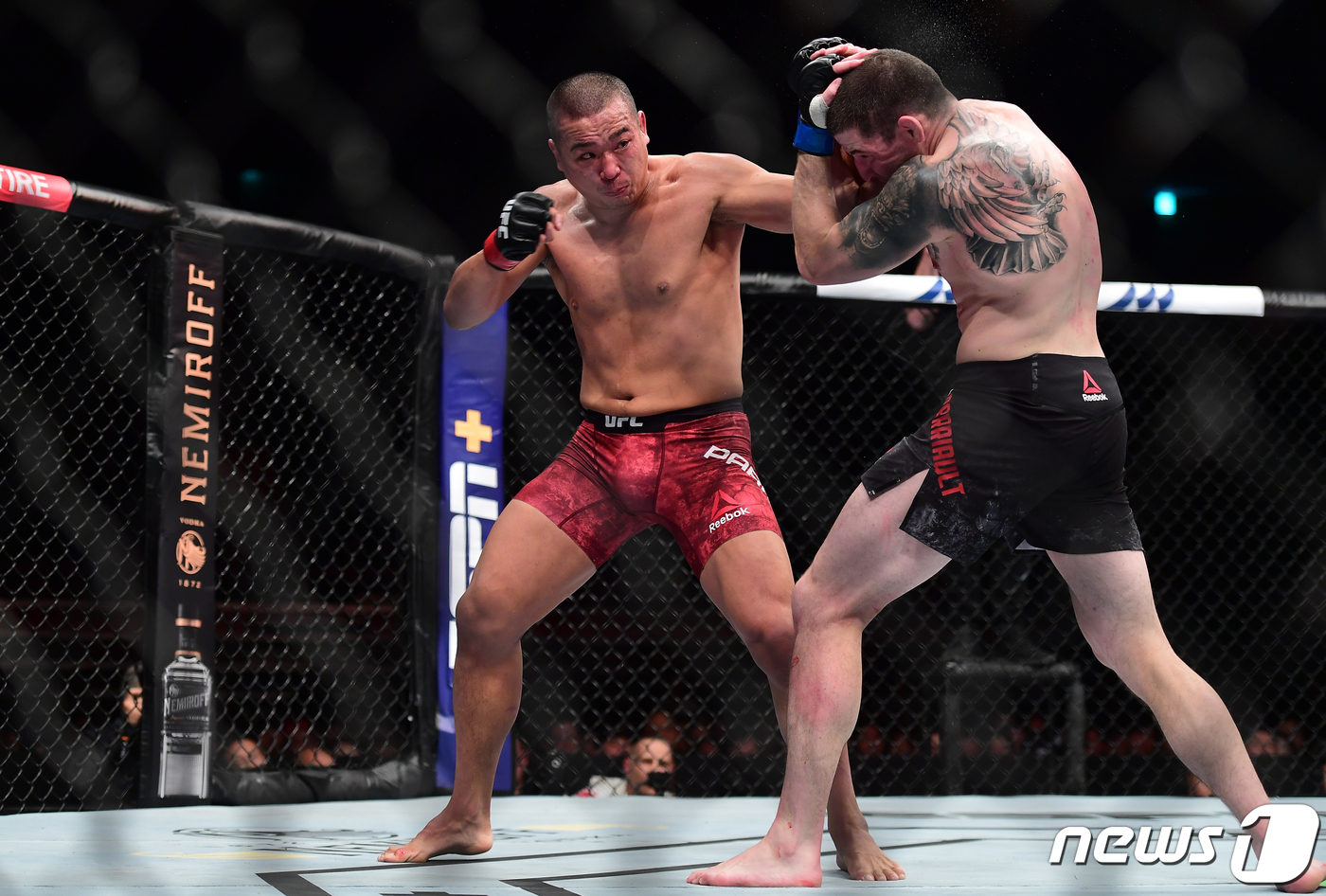 (부산=뉴스1) 여주연 기자 = 21일 오후 부산 사직실내체육관에서 열린 'UFC 파이트 나이트 부산' 메인 카드 미들급 박준용 대 마크 안드레 바리우 경기에서 박준용이 공격을 하 …