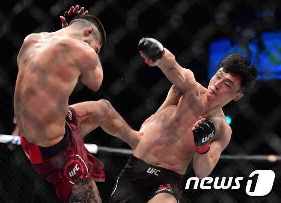 21일 오후 부산 사직실내체육관에서 열린 'UFC 파이트 나이트 부산' 메인 카드 페더급 최두호 대 찰스 쥬르뎅 경기에서 최두호가 펀치를 날리고 있다. 2019.12.21/뉴스1 © News1 DB
