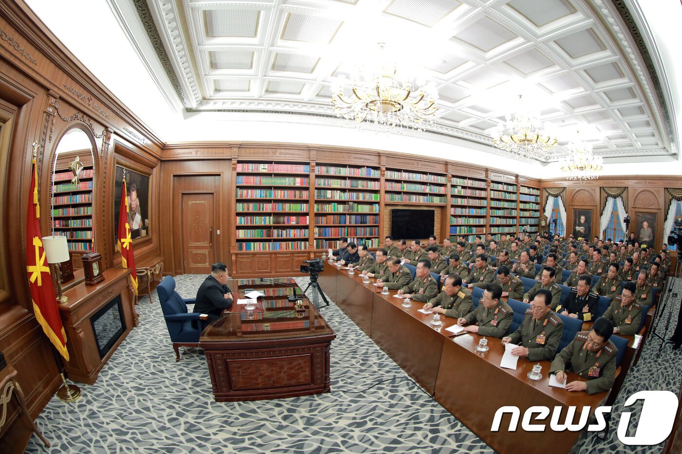 본문 이미지 - (평양 노동신문=뉴스1) = 당 중앙군사위원회 확대회의. 회의에는 당 중앙군사위원회 위원들과 인민군 군종 및 군단지휘성원들, 총정치국, 총참모부, 인민무력성 지휘성원들, 인민보안성, 국가보위성, 호위사령부를 비롯한 각급 무력기관의 지휘성원들, 당중앙위원회 조직지도부 부부장들이 참가한다. [국내에서만 사용가능. 재배포 금지. DB 금지. For Use Only in the Republic of Korea. Redistribution Prohibited] rodongphoto@news1.kr