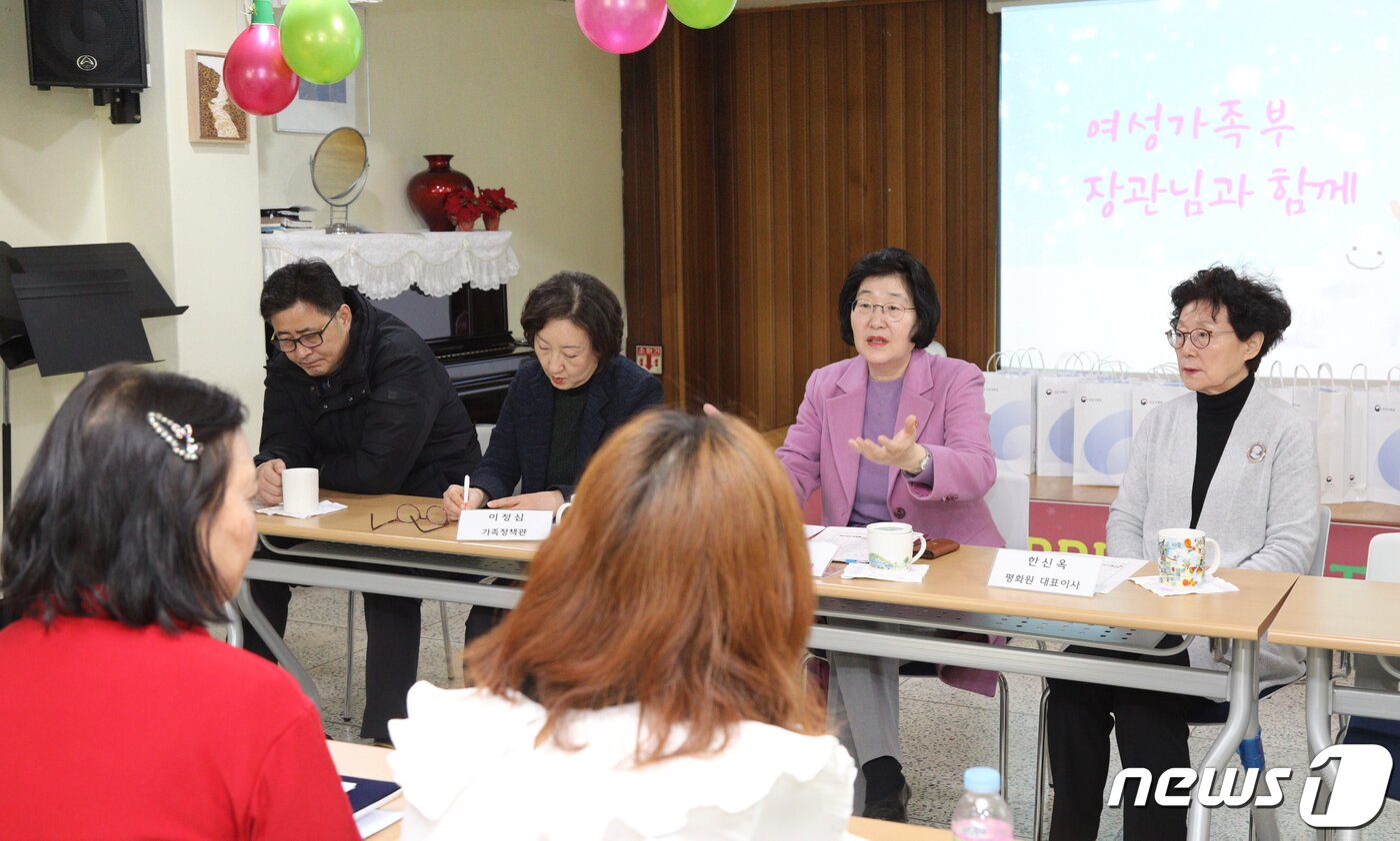 본문 이미지 - 이정옥 여성가족부 장관이 22일 오전 서울 구로구 평화모자원을 방문해 시설종사자들과 함께 한부모 가족 양육비 지원 강화와 사회적 인식개선 방안에 대해 이야기를 나누고 있다. &#40;여성가족부 제공&#41;2019.12.22/뉴스1