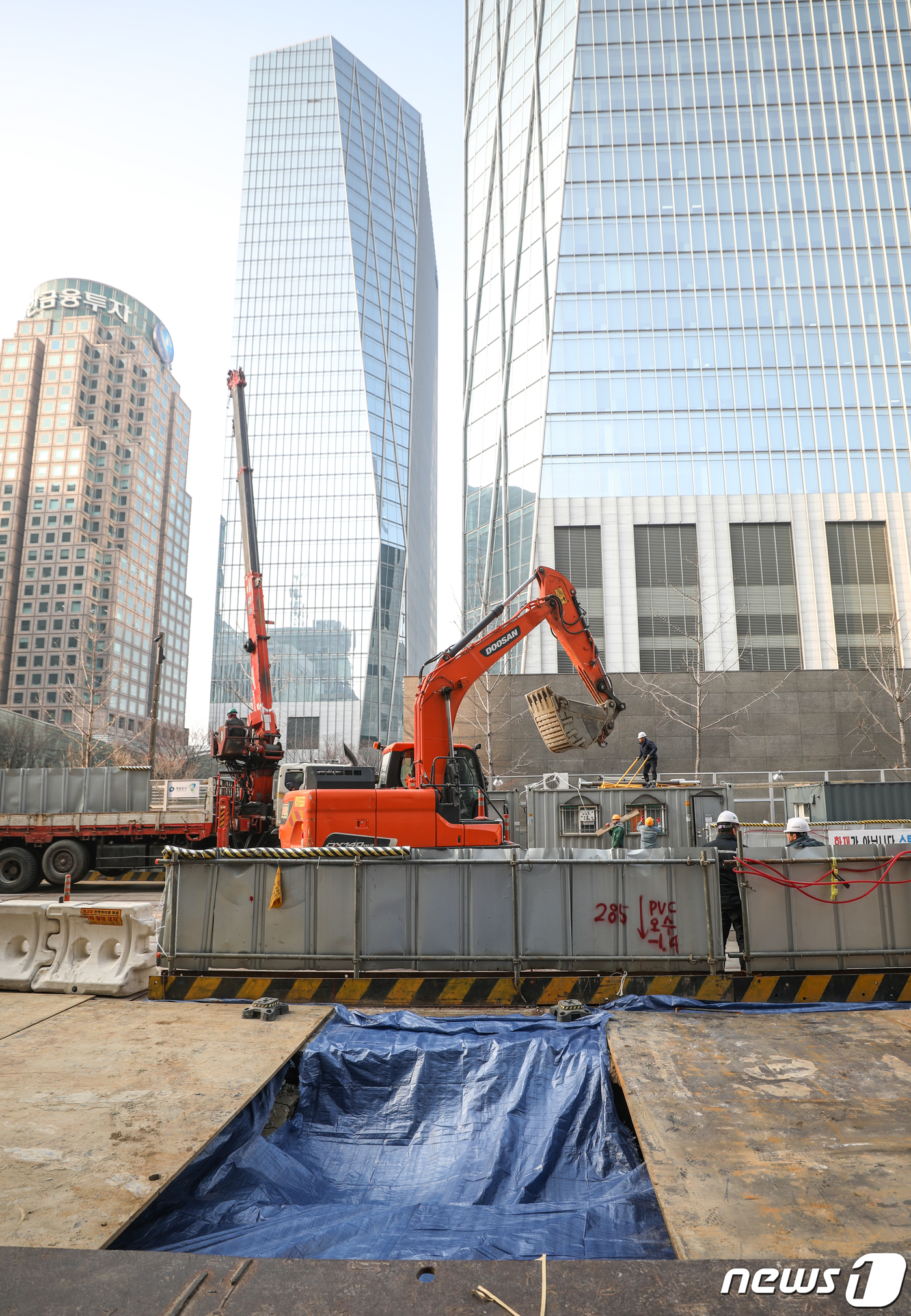(서울=뉴스1) 성동훈 기자 = 22일 오전 서울 여의도 영등포구 여의도의 한 공사장에서 발생한 지반침하(싱크홀) 현장에 방수포가 덮여져 있다.소방당국 등에 따르면 이날 오전 발생 …