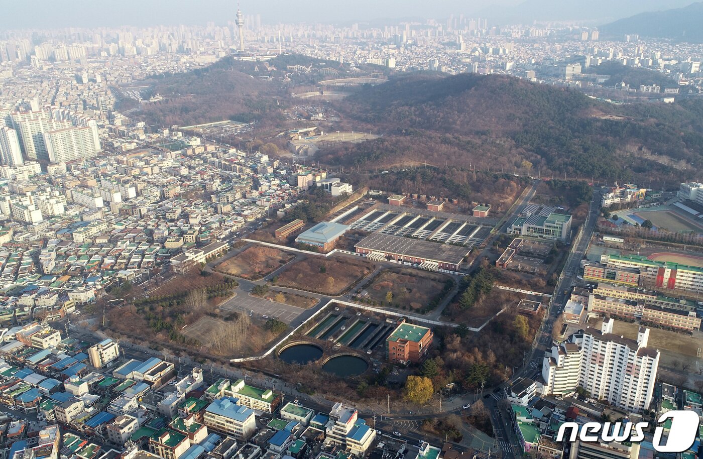 본문 이미지 - 22일 시민참여단의 평가에 따라 대구시 신청사 건립 예정지로 결정된 달서구 두류정수장 터 전경. 지난 2009년 8월 달성군 문산정수장 완공 후 지금까지 문을 닫은 상태다. 15만8807㎡(약 4만8000여평)는 99.9%가 대구시 땅이며 나머지 0.1%는 한전이 소유하고 있어 대구시가 시청사 건립을 위해 토지를 매입해야 할 비용 부담이 거의 없는 셈이다. 2019.12.22/뉴스1 ⓒ News1 공정식 기자