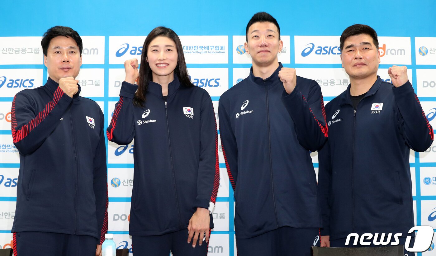 본문 이미지 - 여자배구 대표팀 강성형 코치(왼쪽부터), 김연경 선수, 남자배구 대표팀 신영석 선수 임도헌 감독이 지난달 22일 오후 인천시 계양체육관에서 도쿄올림픽 최종예선을 앞두고 기자회견을 갖고 기념촬영을 하고있다. 2019.12.22/뉴스1 ⓒ News1 박세연 기자