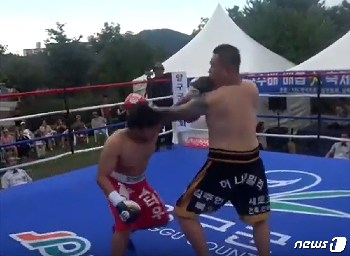 본문 이미지 - 지난 8월 강원도 양구에서 열린 KBC전국신인왕전에서 프로 데뷔전에서 같은 체급의 상대 선수가 없자 헤비급(130kg)선수와의 데뷔전을 치르는 모습. (포항권투체육관제공) 2019.12.23/ⓒ 뉴스1