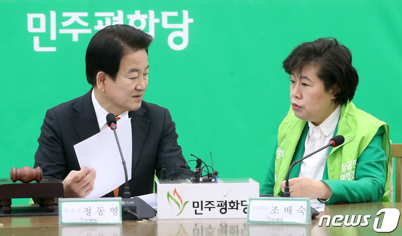 본문 이미지 - 4월15일 총선에서 5선에 도전하는 정동영 민주평화당 대표와 조배숙 의원이 이야기를 나누고 있다./뉴스1 ⓒ News1 임세영 기자