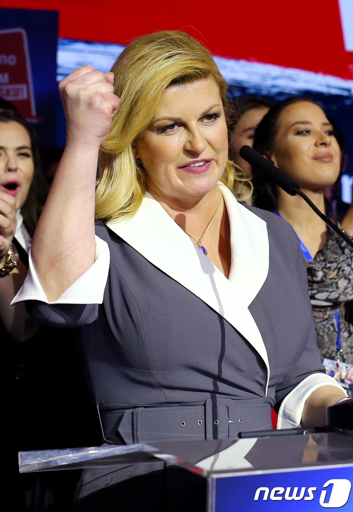 (자그레브 로이터=뉴스1) 우동명 기자 = 크로아티아 대통령인 콜린다 그라바르-키타로비치 대선 후보가 22일(현지시간) 자그레브에서 대선이 끝난 뒤 결선 승리를 다짐하는 연설을 하 …