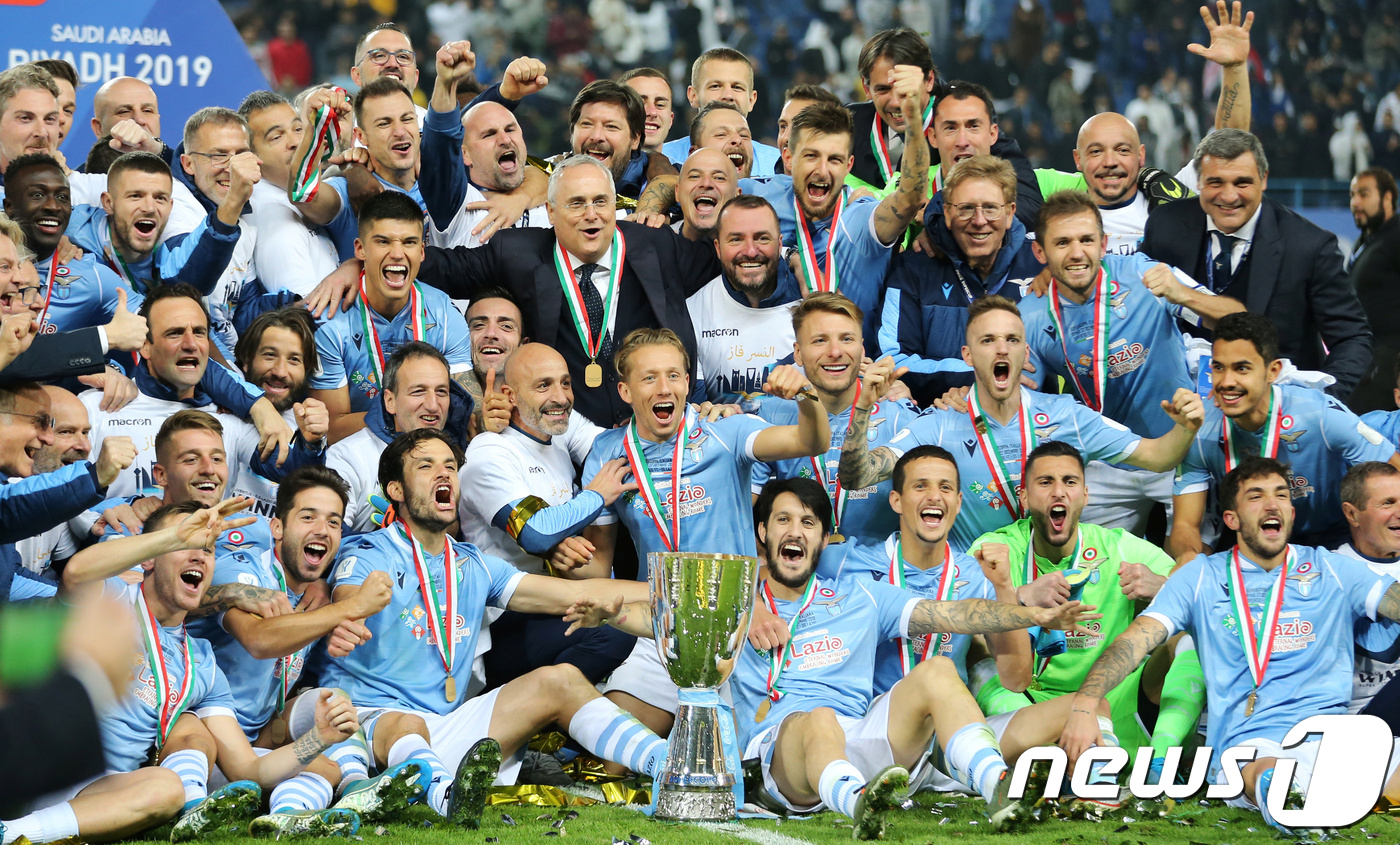 (리야드 로이터=뉴스1) 우동명 기자 = 이탈리아 라치오 선수들이 22일 (현지시간) 사우디아라비아 리야드에서 열린 2019 이탈리아 슈퍼컵에서 유벤투스를 꺾고 2년 만에 슈퍼컵을 …