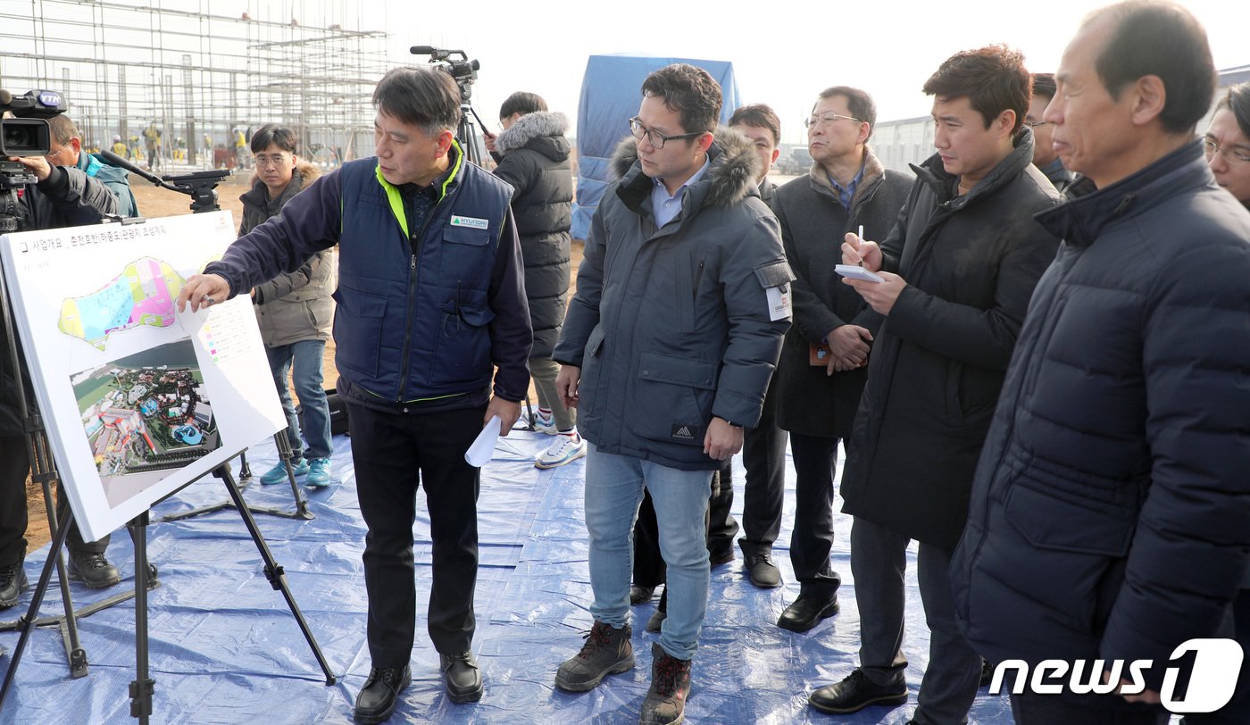 본문 이미지 - 지난 2019년 12월 23일 오전 강원 춘천시 레고랜드 테마파크 공사현장에서 최문순 도지사(오른쪽)가 공사 진행상황에 대한 설명을 듣고 있다.(자료사진)/뉴스1 DB