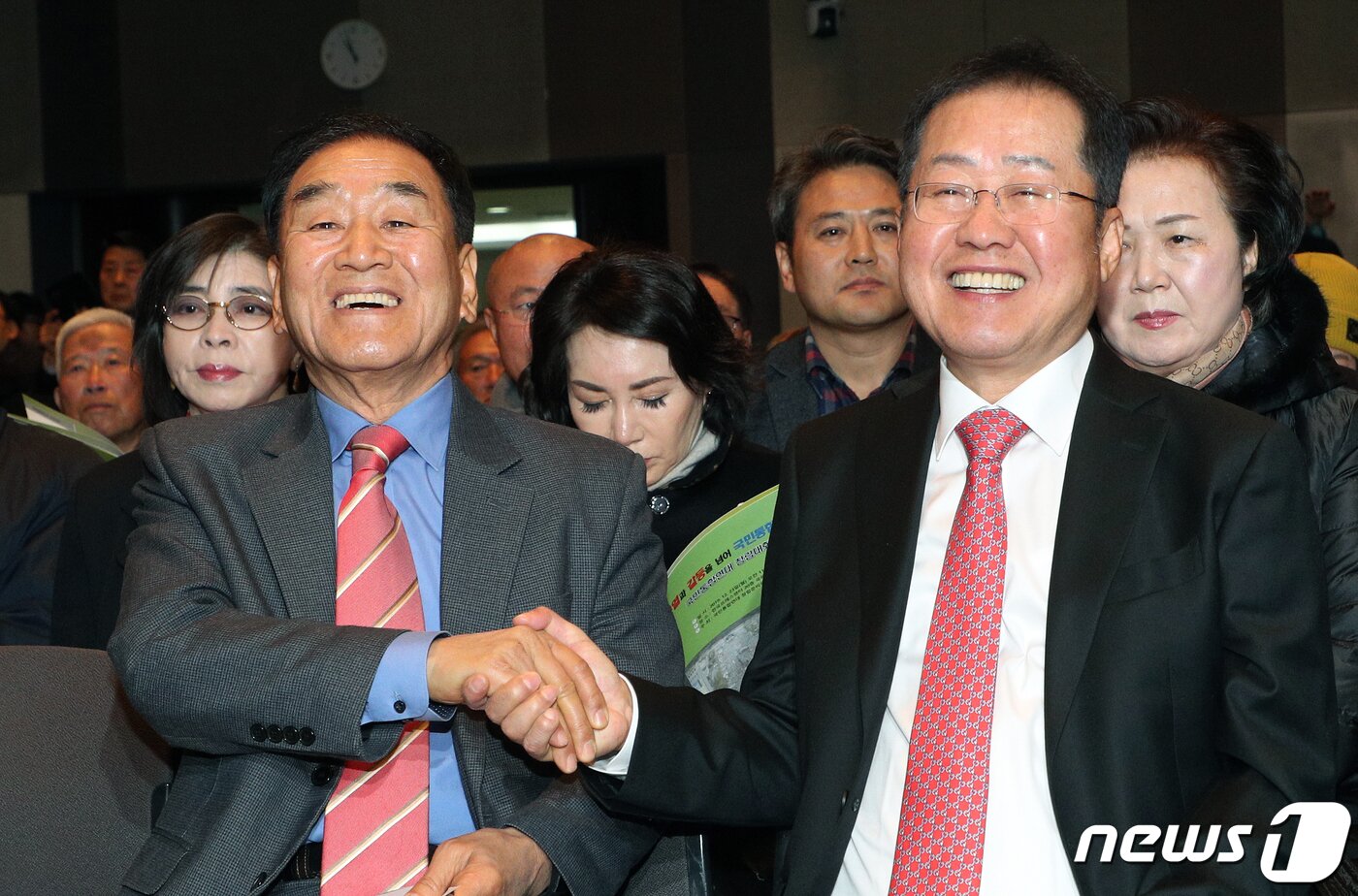 본문 이미지 - 홍준표 전 자유한국당 대표와 이재오 국민통합연대 창립준비위원장이 23일 오전 서울 중구 한국프레스센터에서 열린 ‘국민통합연대 창립대회’에서 악수를 하고 있다. 2019.12.23/뉴스1 ⓒ News1 황기선 기자