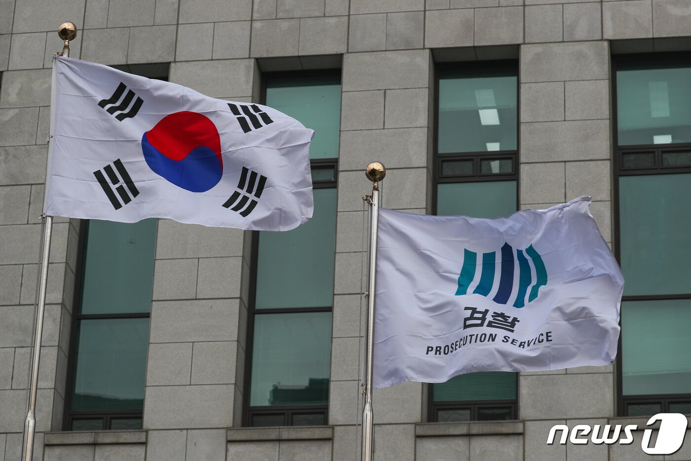 본문 이미지 - 검찰이 조국 전 장관의 구속영장을 청구한 23일 서울 서초구 대검찰청에서 검찰 깃발이 바람에 나부끼고 있다. 2019.12.23/뉴스1 ⓒ News1 성동훈 기자