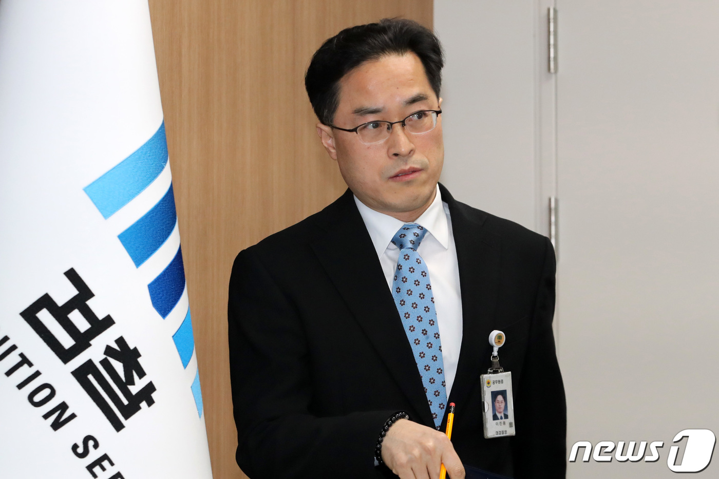 (수원=뉴스1) 조태형 기자 = 23일 오후 경기도 수원시 영통구 수원지방검찰청에서 이진동 수원지검 2차장 검사가 이춘재 연쇄살인 8차 사건 재심 결정 여부 의견 제출과 관련해 공 …